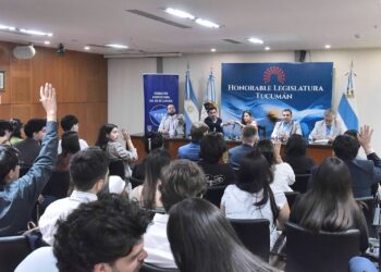 Jóvenes de la FURP dialogaron con legisladores tucumanos en la Legislatura