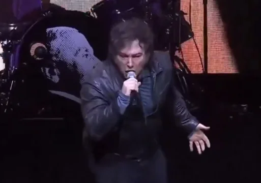 Con un cover de Nino Bravo, Javier Milei celebró el 36° aniversario de la caída del Muro de Berlín