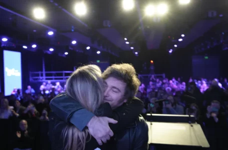Milei consiguió una foto con los gobernadores e hizo cambios en el Gabinete para ordenar la interna
