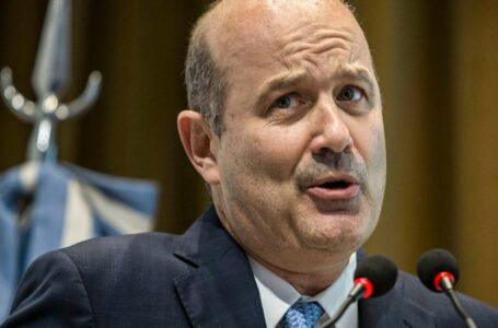 Sturzenegger defendió la desregulación de las cuotas de colegios privados