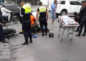 Accidente en avenida Sarmiento y Salta: mujer chocó a motociclista que trasladaba a un pasajero