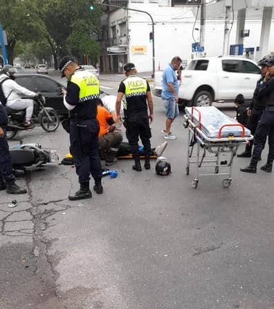  Accidente en avenida Sarmiento y Salta: mujer chocó a motociclista que trasladaba a un pasajero