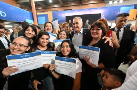 Jaldo entregó certificados a 140 egresados del programa Educación sobre Ruedas
