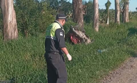  Tragedia vial en El Bracho: para la Policía el auto iba a gran velocidad cuando el chofer perdió el control