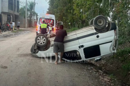 Una camioneta volcó en San Pablo y tres menores resultaron heridos