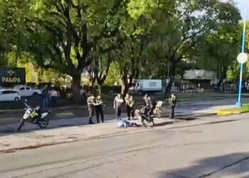 Una pasajera de DiDi Moto murió bajo las ruedas de un colectivo cerca del Parque 9 de Julio