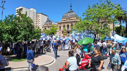  Distintos gremios de la CGT se movilizan en la Plaza Independencia contra la reforma laboral