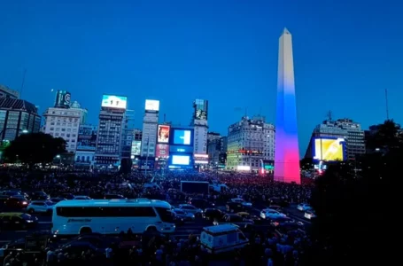 El Obelisco se iluminó con los colores de la bandera de Venezuela