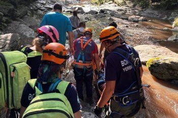 Bomberos Voluntarios de Yerba Buena rescataron a una persona en Las Yungas