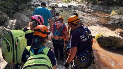  Bomberos Voluntarios de Yerba Buena rescataron a una persona en Las Yungas