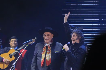 Milei cantó «Amor Salvaje» con el Chaqueño Palavecino en Jesús María