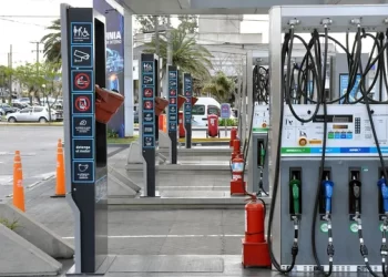 El Gobierno postergó parte del aumento a los combustibles y aplicará la suba completa desde abril