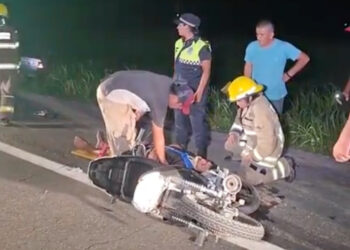 Dos jóvenes resultaron heridos al chocar su moto contra un auto en la ex ruta 38 cerca de Alberdi