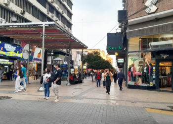 El microcentro tucumano se transforma: menos locales tradicionales y más comercio digital ante la caída del consumo