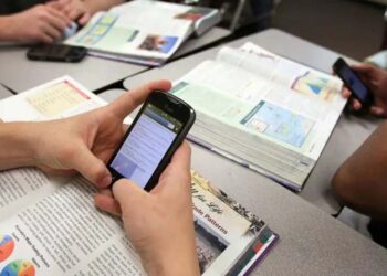 Celulares en las aulas: «No estamos por la prohibición absoluta»