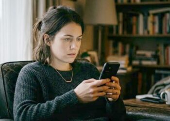 Una de cada seis mujeres argentinas descubrió una app espía en su celular, instalada sin consentimiento: las claves