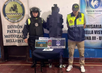 Policías sorprendieron a un joven con droga y cuando lo detuvieron fueron atacados por sus padres