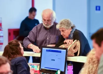 El Gobierno oficializó un bono de $70.000 para jubilados en abril y eleva el haber mínimo