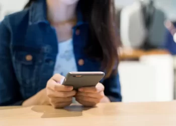 Una de cada seis mujeres argentinas descubrió una app espía en su celular, instalada sin consentimiento: las claves