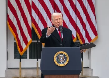 Trump anticipa una “gran oleada” contra Irán y no descarta el envío de tropas terrestres