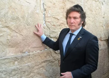 Embajador argentino en Israel afirmó que Milei “es un superhéroe” y expresó su deseo de que haya calma para su visita en abril