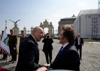 Milei fue recibido por el presidente de Hungría en el inicio de su agenda oficial en Budapest