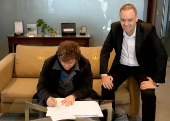 Milei refuerza a Adorni con una nueva foto política en medio de la polémica