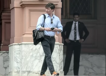 Santiago Caputo respaldó a Milei con un mensaje simbólico tras el fallo por YPF