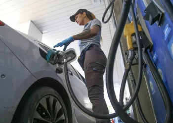 Combustibles: Argentina sube precios pero mantiene la presión impositiva pese a la guerra en Medio Oriente