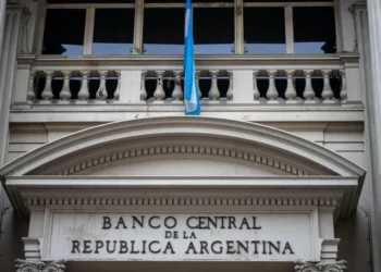 El Banco Central afloja encajes y busca reactivar el crédito al sector privado