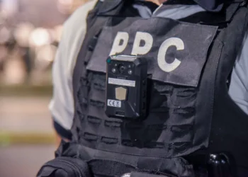 Con la incorporación de cámaras corporales, refuerzan la seguridad y transparencia en los operativos viales