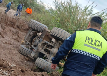 Joven operario salvó milagrosamente su vida al volcar la máquina vial que operaba en una zanja de desagüe