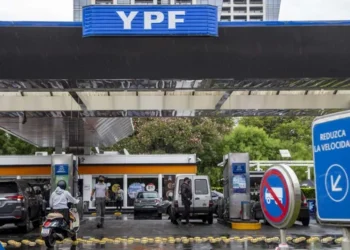 YPF aumenta 1% los combustibles y extiende el congelamiento por 45 días más