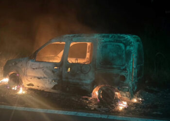 Una camioneta se incendió y explotó sobre la ruta 157: el conductor consiguió escapar segundos antes