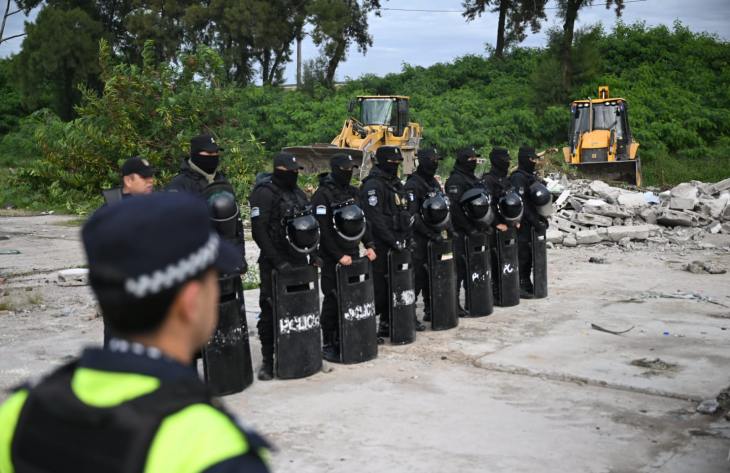 El Gobierno de Tucumán avanzó con la demolición de construcciones ilegales sobre tierras fiscales en la ribera del Río Salí.