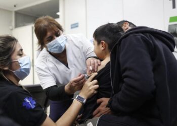 Gran concurrencia de vecinos para vacunarse en la Dirección de Emergencias