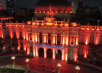 La Casa de Gobierno se iluminó de naranja por el Día Mundial de la Esclerosis Múltiple