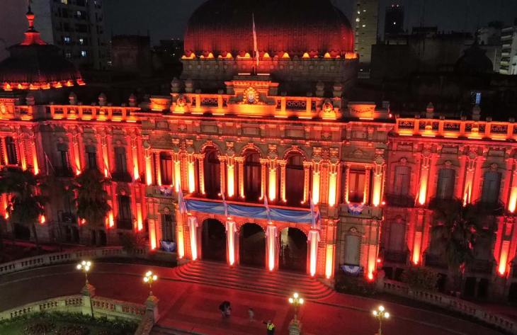 La Casa de Gobierno se iluminó de naranja por el Día Mundial de la Esclerosis Múltiple