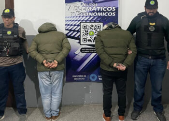 Secuestran 100.000 dólares falsos y detienen a dos sospechosos por una causa de estafas en Tucumán