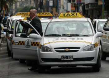 Los pocos taxistas que no se sumaron a las apps de transporte piden una ley que imponga limites a sus usuarios