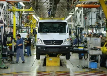 La producción automotriz cayó más de 21% interanual y las ventas mayoristas se desplomaron 39%