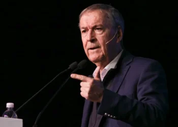 Schiaretti salió con los tapones de punta y pidió la salida de Adorni tras el escándalo por su declaración jurada