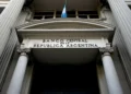 El Gobierno abre la puerta a más créditos en dólares y amplía el acceso al financiamiento empresarial