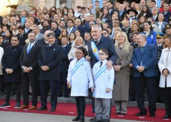 Jaldo tomó la promesa a la Bandera a más de 3.000 escolares y cadetes