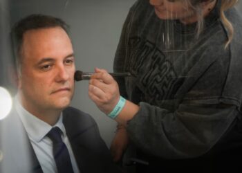 Adorni escaló al podio de los funcionarios más ricos tras blanquear casi $945 millones