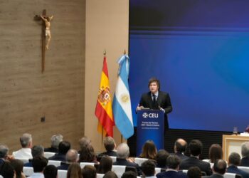 Milei respaldó a Adorni, pero advirtió: “Si la Justicia lo considera culpable, lo echo de una patada”