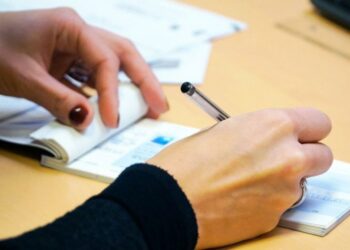 Milei elimina el Impuesto al Cheque para fintech y empresas cripto registradas