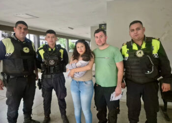 Policías salvaron la vida de un bebé que había dejado de respirar durante un operativo en Las Talitas