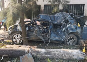 Un menor de 15 años al volante se estrelló en la avenida Independencia: está internado grave y murió la chica de la misma edad que lo acompañaba