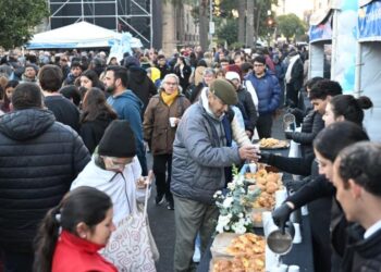 Los festejos patrios comenzaron con el tradicional chocolate frente a la Casa de Gobierno